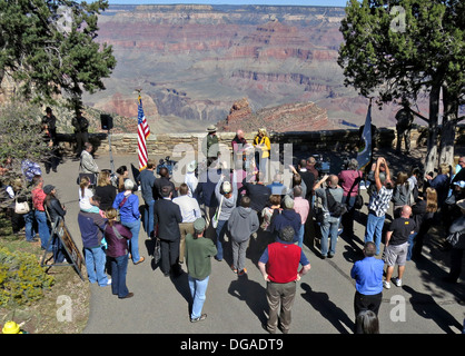 Arizona governatore Jan Brewer presenta un assegno di $ 426,500 dal suo stato che verrà utilizzato per aprire di nuovo il Grand Canyon Parco Nazione durante il governo shutdown Ottobre 12, 2013 sull'Orlo Sud del Grand Canyon, AZ. In piedi con il birraio sono: il Parco Nazionale del Grand Canyon Soprintendente Dave Uberuaga e città di Tusayan Sindaco Greg Bryan. Foto Stock