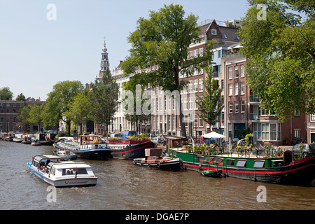 Canal boatl in Amsterdam con sullo sfondo la Zuiderkerk Foto Stock