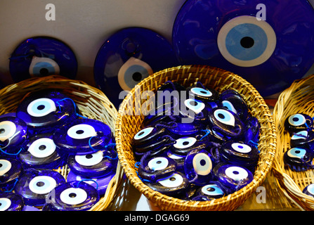 Mavi Boncuk charms in un mercato turco. Foto Stock