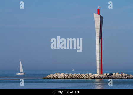 Torre del radar sul terrapieno longitudinale lungo la costa del Mare del Nord a Ostenda, Belgio Foto Stock