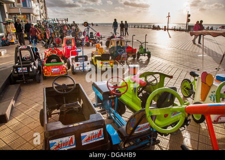 Lettera di go-cart sulla diga del mare promenade a Koksijde / Coxyde lungo la costa del Mare del Nord, Belgio Foto Stock