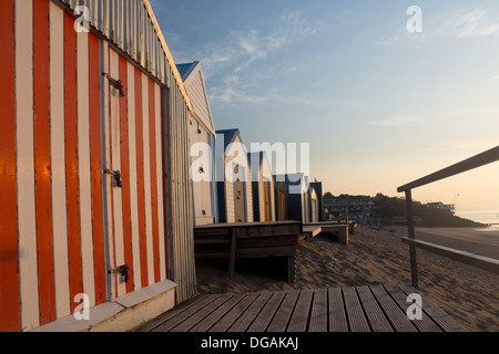 Abersoch spiaggia presso sunrise alba cercando lungo la spiaggia di capanne Llŷn Peninsula Gwynedd North Wales UK Foto Stock