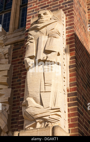 Statua di San Benedetto sulla facciata ovest, Cattedrale di Guildford, Guildford, Surrey, Inghilterra Foto Stock