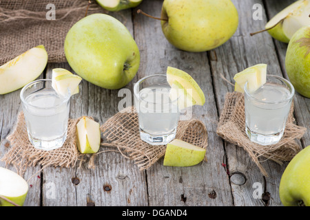 Freschi Fatti in casa Liquore di mela con un po' di frutta Foto Stock