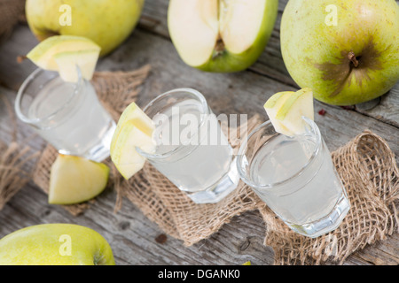 Freschi Fatti in casa Liquore di mela con un po' di frutta Foto Stock