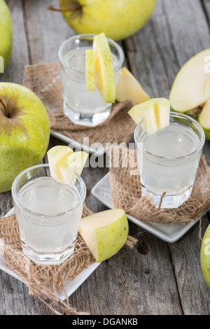 Freschi Fatti in casa Liquore di mela con un po' di frutta Foto Stock