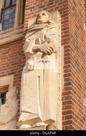 La statua di San Bernardo di Chiaravalle sul fronte ovest, Cattedrale di Guildford, Guildford, Surrey, Inghilterra Foto Stock