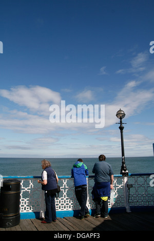 Visitatori sul molo di Llandudno Conwy Wales UK Foto Stock