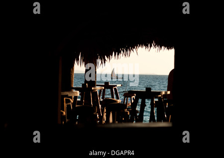 Ristorante sulla spiaggia di ambataloaka, Nosy be Foto Stock