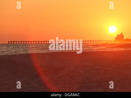 Pensacola, Florida, Stati Uniti d'America. Xvi oct, 2013. Tramonto sulle rive della spiaggia di Pensacola come il sole scende oltre il golfo del Messico. Tramonto, Florida, pesca e turismo. © Marianna Massey/ZUMAPRESS.com/Alamy Live News Foto Stock