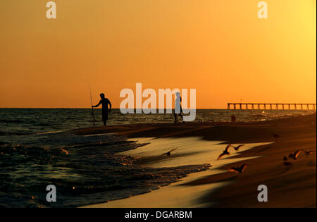 16 ottobre 2013 - Pensacola, Florida, Stati Uniti - I pescatori sulle rive della spiaggia di Pensacola come il sole tramonta sul Golfo del Messico. Tramonto, Florida, pesca e turismo. (Credito Immagine: © Marianna Massey/ZUMAPRESS.com) Foto Stock