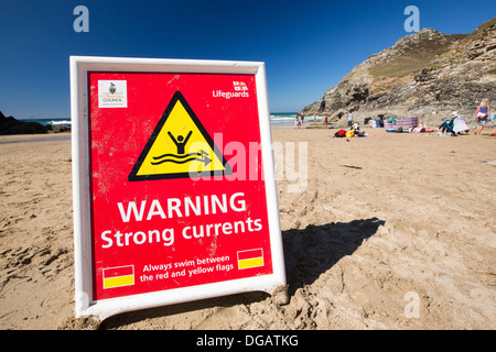 Una corrente forte segnale di avvertimento a cappella Porth sul Cornish Coast, vicino a St Agnes. Foto Stock