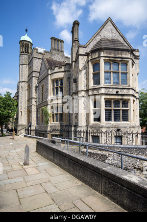 Architettura circostante il castello di Winchester la grande sala e King Arthurs tavola rotonda di Winchester, Hampshire, Inghilterra, Regno Unito Foto Stock