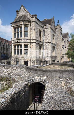 Architettura circostante il castello di Winchester la grande sala e King Arthurs tavola rotonda di Winchester, Hampshire, Inghilterra, Regno Unito Foto Stock