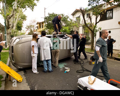 Buenos Aires, Argentina. Il 17 ottobre 2013. I vigili del fuoco e paramedici stanno cercando di salvare il driver intrappolato Credito: Norberto Lauria/Alamy Live News Foto Stock