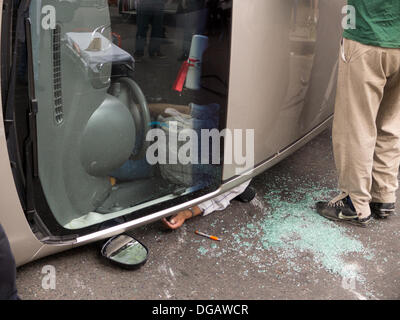 Buenos Aires, Argentina. Il 17 ottobre 2013. Due veicoli in collisione in corrispondenza dell'angolo di Juan de Garay e José Ingenieros nella città di Buenos Aires di Vicente Lopez, uno dei piloti è stato intrappolato poi sostituite il vostro veicolo. Credito: Norberto Lauria/Alamy Live News Foto Stock