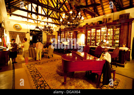 Il piano bar la sera, il Royal Livingstone Hotel Victoria Falls, Zambia Africa Foto Stock