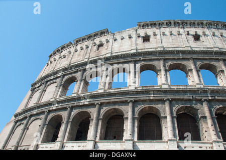 Il Colosseo o il Colosseo, noto anche come l'Anfiteatro Flavio a Roma Italia Foto Stock