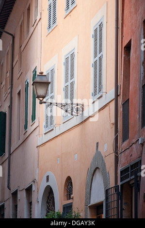 Facciata di edificio a Roma Italia Foto Stock