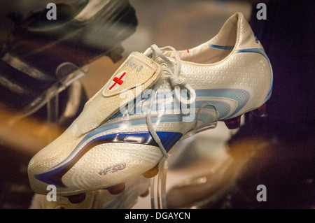 Ashley Cole's scarpa da calcio in museo, il Chelsea Football Club, Stamford Bridge, a Chelsea, Londra, Inghilterra Foto Stock