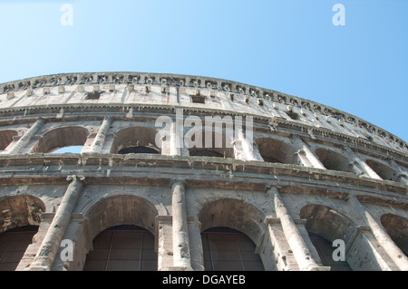 Il Colosseo o il Colosseo, noto anche come l'Anfiteatro Flavio a Roma Italia Foto Stock