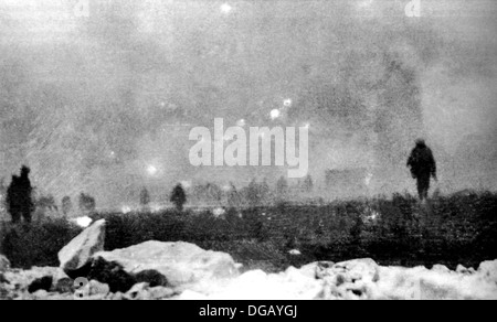 La fanteria britannica dal 47th divisione avanzano in una nube di gas durante la Battaglia di Loos Foto Stock