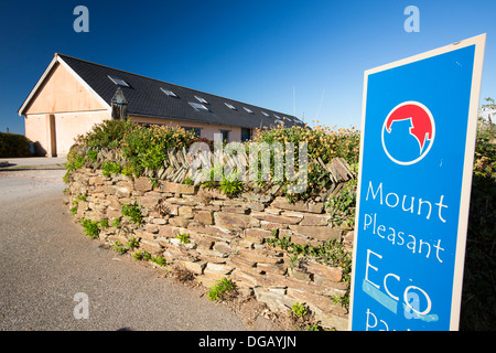 La più grande terra sbattuta edificio NEL REGNO UNITO, un basso impatto tecnica di costruzione a Mount Pleasant Parco Ecologico Porthtowan, Cornwall, Regno Unito. Foto Stock