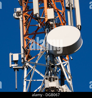 La torre delle comunicazioni con le antenne contro il cielo blu Foto Stock