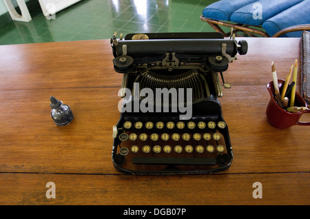 Hemmingway's house, cercando in scrittura al piano superiore camera, corona typwriter manuale e di strumenti di scrittura sulla scrivania Foto Stock