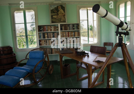 Hemmingway's house, la scrittura di stanza al piano di sopra, scrivania, nastri inchiostratori per macchine da scrivere e ritratto di Hemmingway con leopard kill sul suo ginocchio Foto Stock