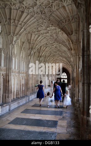 Gruppo nuziale passando attraverso i chiostri in Gloucester Cathedral, Gloucester, Glous, UK. Foto Stock