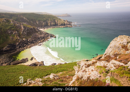 Acquamarina mare in una grotta vicino Bosigran, Cornwall, Regno Unito. Foto Stock