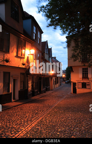 Periodo Tudor Architettura e negozi, stretta strada di ciottoli, olmo Hill, le corsie, Norwich City, contea di Norfolk, Inghilterra, Regno Unito Foto Stock