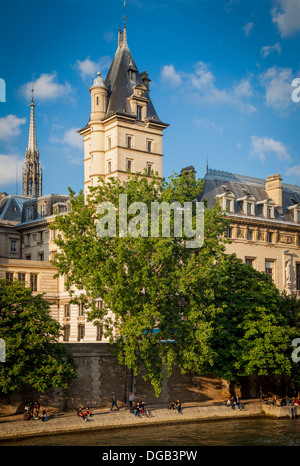 Vista lungo il Fiume Senna con le torri di Sainte Chapelle e Prefettura di Polizia, Parigi Francia Foto Stock