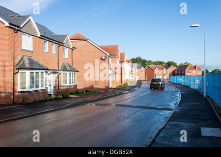 Nuova casa di costruire alloggi estate in 2013. Reading, Berkshire, Inghilterra sud-orientale, GB, UK. Foto Stock