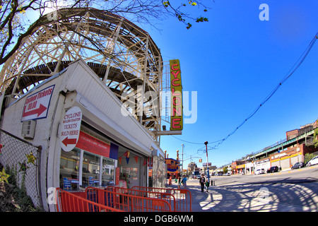 Le famose montagne russe Ciclone Coney Island Brooklyn New York Foto Stock