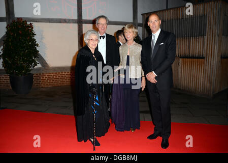 Londra REGNO UNITO, 17 ott 2013 : Sara Miller McCune (R) ha dare un milione a sostegno di squisita nuovo teatro al coperto, la candela accesa Sam Wanamaker Playhouse che apre le sue porte per la prima volta nel gennaio 2014. Credito: Vedere Li/Alamy Live News Foto Stock