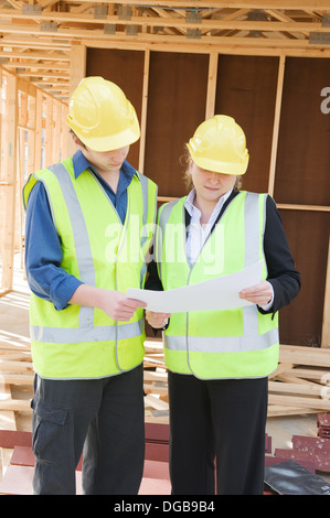 Ingegnere civile e lavoratore a discutere di problemi sul sito di costruzione Foto Stock