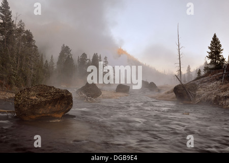 Mattina il gelo intorno il gibbone Fiume nei pressi di berillo molla NP Yellowstone Wyoming USA Foto Stock