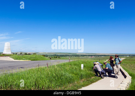 I turisti fotografare un marcatore di grave vicino Last Stand Hill, Little Bighorn Battlefield National Monument, Montana, USA Foto Stock