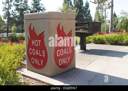 Un brace scomparto di smaltimento in una zona barbecue di un parco in Tustin California come parte dei parchi la prevenzione degli incendi e di sicurezza. Foto Stock