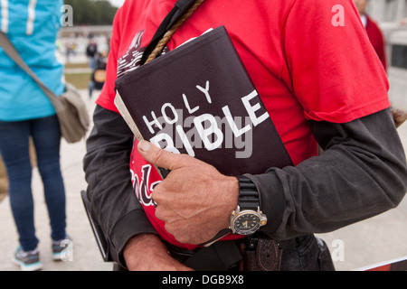 Alan Hoyle, predicatore di strada, che tiene una Bibbia Santa - Washington, DC USA Foto Stock