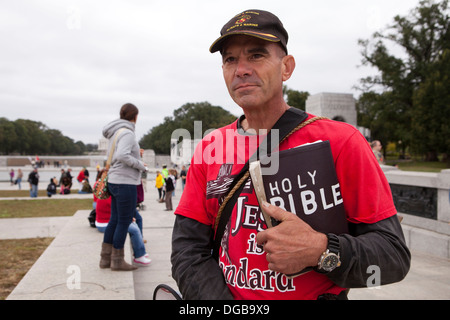 Alan Hoyle, predicatore di strada, che tiene una Bibbia Santa - Washington, DC USA Foto Stock