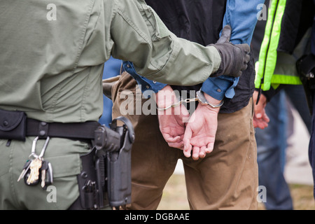 L'uomo detenuti, messi agli arresti in manette dalla polizia - Washington DC, Stati Uniti d'America Foto Stock