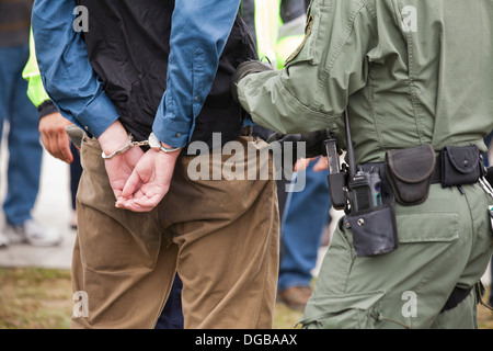 L'uomo detenuti, messi agli arresti in manette dalla polizia - Washington DC, Stati Uniti d'America Foto Stock