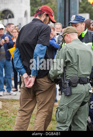 L'uomo detenuti, messi agli arresti in manette dalla polizia - Washington DC, Stati Uniti d'America Foto Stock