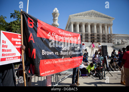 Studenti provenienti da tutti gli Stati Uniti si riuniscono di fronte alla Corte suprema degli Stati Uniti a sostegno di azioni positive - Washington DC, Stati Uniti d'America Foto Stock
