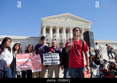 Studenti provenienti da tutti gli Stati Uniti si riuniscono di fronte alla Corte suprema degli Stati Uniti a sostegno di azioni positive - Washington DC, Stati Uniti d'America Foto Stock