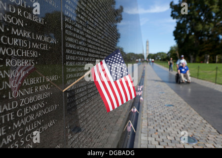 Bandiera americana immessi sul Vietnam Veterans Memorial Wall - Washington DC, Stati Uniti d'America Foto Stock
