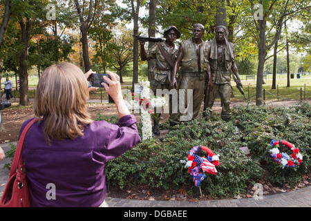Visitatore di scattare le foto dei tre soldati statua presso il Memoriale dei Veterani del Vietnam - Washington DC, Stati Uniti d'America Foto Stock